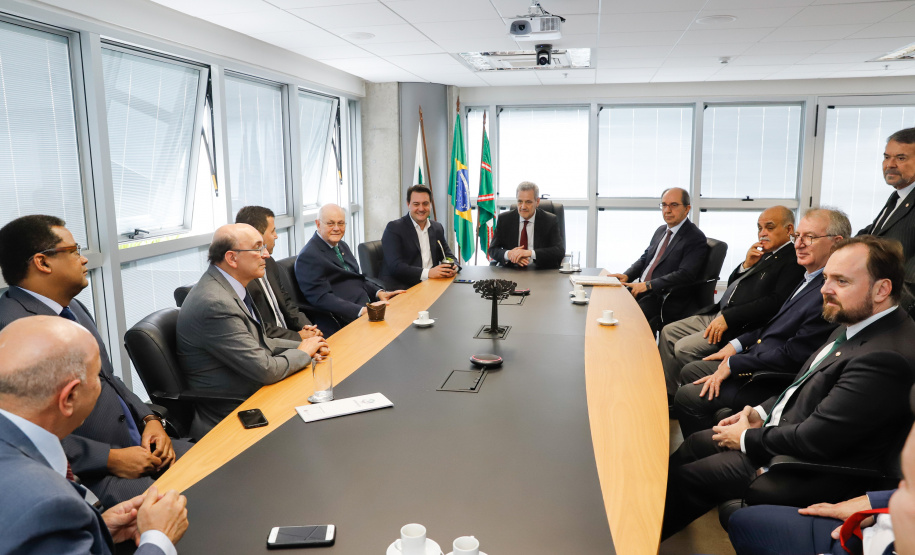 O governador Carlos Massa Ratinho Junior afirmou nesta quinta-feira (5) que a modernização do Estado passa pelo papel de fiscalização do Ministério Público do Paraná (MPPR) e pela construção de políticas conjuntas de atendimento social. Ele participou do Congresso Estadual do MPPR e de uma sessão plenária sobre planejamento estratégico do órgão, que acontecem em Curitiba.