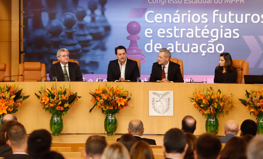 O governador Carlos Massa Ratinho Junior afirmou nesta quinta-feira (5) que a modernização do Estado passa pelo papel de fiscalização do Ministério Público do Paraná (MPPR) e pela construção de políticas conjuntas de atendimento social. Ele participou do Congresso Estadual do MPPR e de uma sessão plenária sobre planejamento estratégico do órgão, que acontecem em Curitiba.