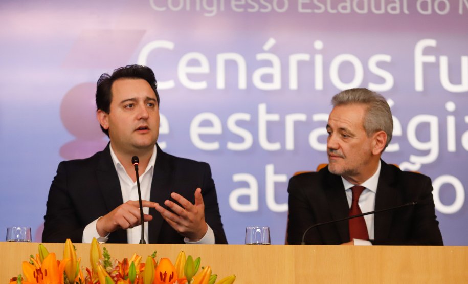 O governador Carlos Massa Ratinho Junior afirmou nesta quinta-feira (5) que a modernização do Estado passa pelo papel de fiscalização do Ministério Público do Paraná (MPPR) e pela construção de políticas conjuntas de atendimento social. Ele participou do Congresso Estadual do MPPR e de uma sessão plenária sobre planejamento estratégico do órgão, que acontecem em Curitiba.