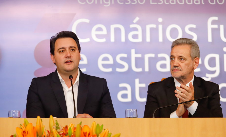 O governador Carlos Massa Ratinho Junior afirmou nesta quinta-feira (5) que a modernização do Estado passa pelo papel de fiscalização do Ministério Público do Paraná (MPPR) e pela construção de políticas conjuntas de atendimento social. Ele participou do Congresso Estadual do MPPR e de uma sessão plenária sobre planejamento estratégico do órgão, que acontecem em Curitiba.