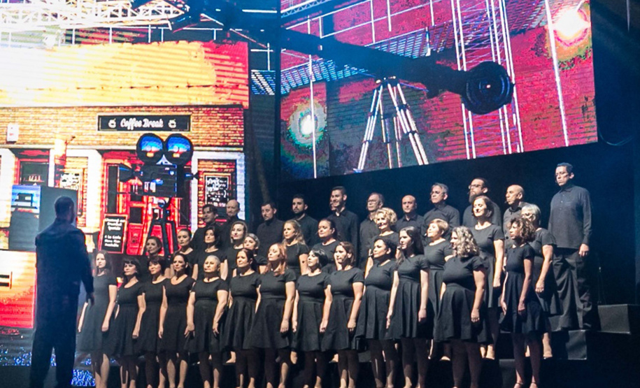 Corais da Copel realizam apresentações natalinas.