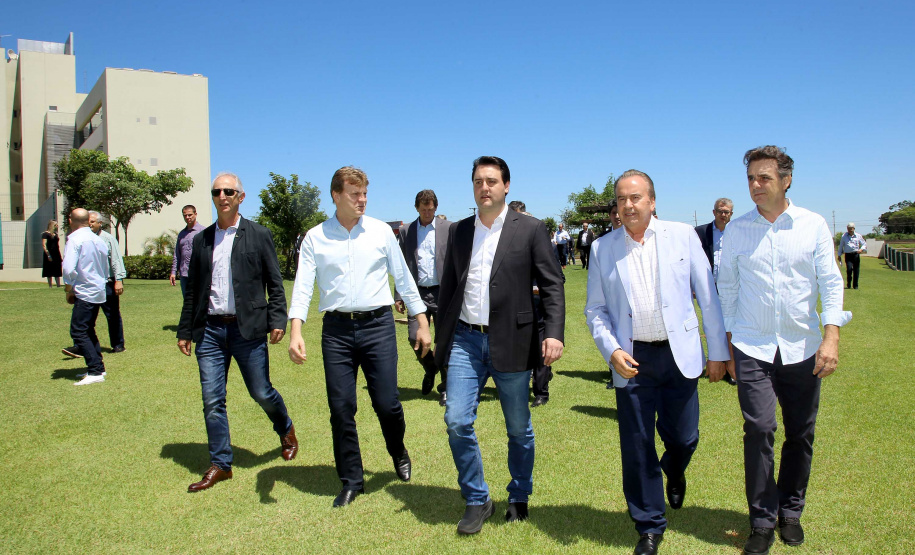 A ministra da Agricultura, Pecuária e Abastecimento, Tereza Cristina, assinou nesta sexta-feira (06), durante evento com a presença do governador Carlos Massa Ratinho Junior, instrução normativa que reforça o reconhecimento do Paraná como área livre da peste suína clássica (PSC). O documento desmembra o Estado de um grupo que era formado por 14 unidades federativas.