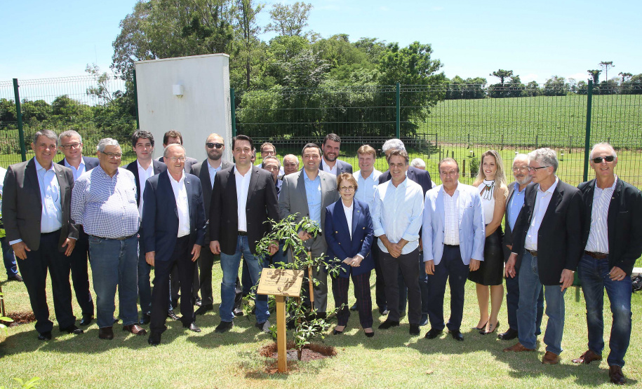A ministra da Agricultura, Pecuária e Abastecimento, Tereza Cristina, assinou nesta sexta-feira (06), durante evento com a presença do governador Carlos Massa Ratinho Junior, instrução normativa que reforça o reconhecimento do Paraná como área livre da peste suína clássica (PSC). O documento desmembra o Estado de um grupo que era formado por 14 unidades federativas.