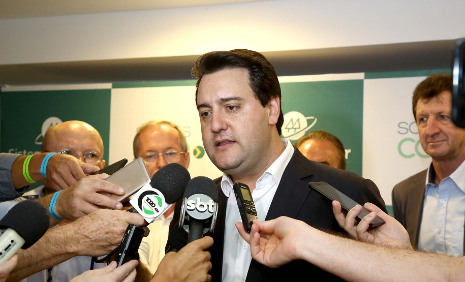 A ministra da Agricultura, Pecuária e Abastecimento, Tereza Cristina, assinou nesta sexta-feira (06), durante evento com a presença do governador Carlos Massa Ratinho Junior, instrução normativa que reforça o reconhecimento do Paraná como área livre da peste suína clássica (PSC). O documento desmembra o Estado de um grupo que era formado por 14 unidades federativas.