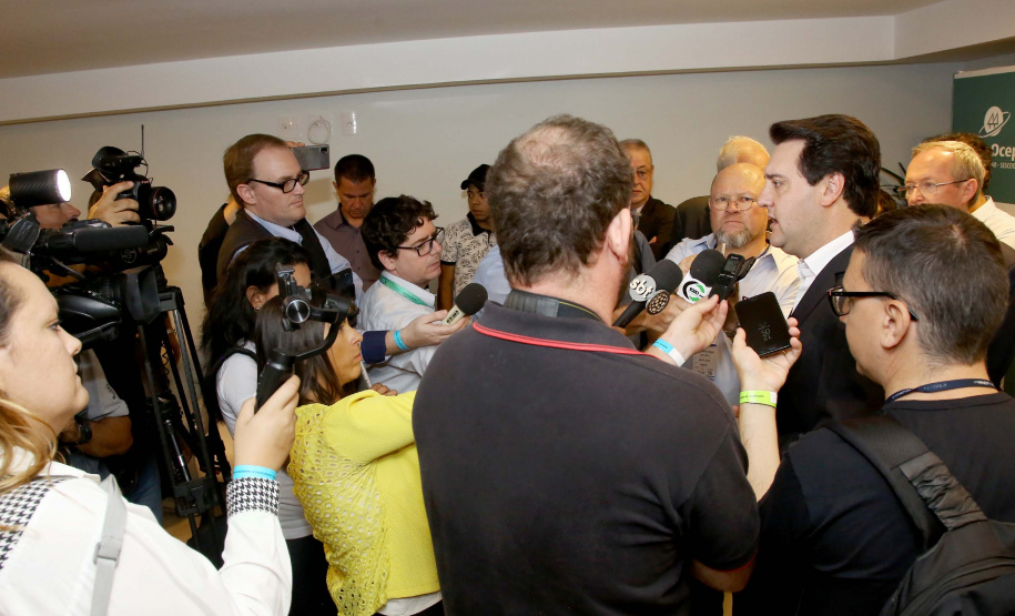 A ministra da Agricultura, Pecuária e Abastecimento, Tereza Cristina, assinou nesta sexta-feira (06), durante evento com a presença do governador Carlos Massa Ratinho Junior, instrução normativa que reforça o reconhecimento do Paraná como área livre da peste suína clássica (PSC). O documento desmembra o Estado de um grupo que era formado por 14 unidades federativas.