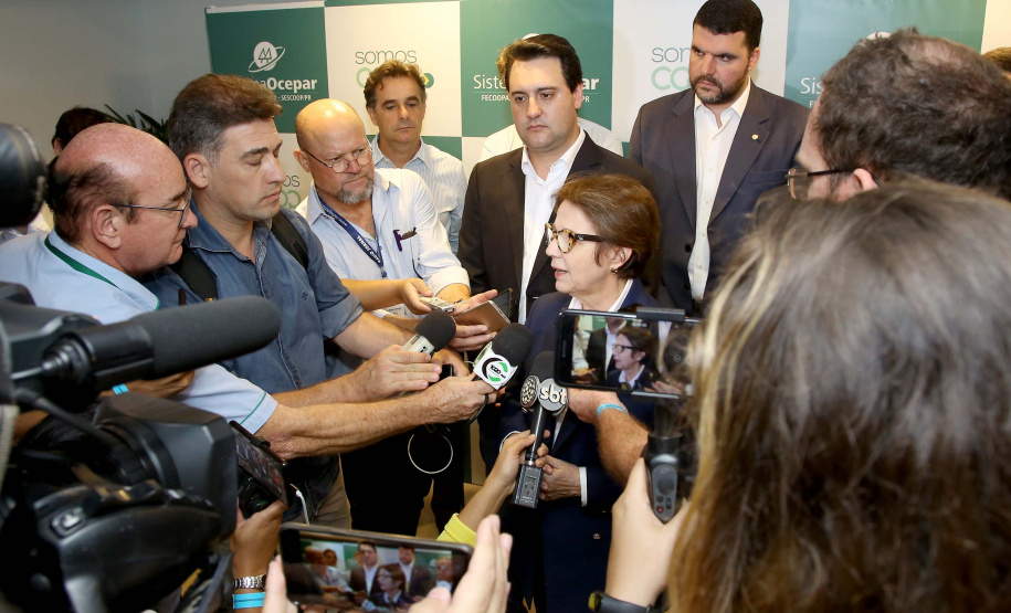 A ministra da Agricultura, Pecuária e Abastecimento, Tereza Cristina, assinou nesta sexta-feira (06), durante evento com a presença do governador Carlos Massa Ratinho Junior, instrução normativa que reforça o reconhecimento do Paraná como área livre da peste suína clássica (PSC). O documento desmembra o Estado de um grupo que era formado por 14 unidades federativas.