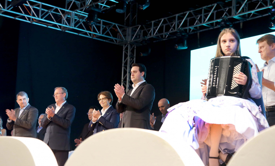 A ministra da Agricultura, Pecuária e Abastecimento, Tereza Cristina, assinou nesta sexta-feira (06), durante evento com a presença do governador Carlos Massa Ratinho Junior, instrução normativa que reforça o reconhecimento do Paraná como área livre da peste suína clássica (PSC). O documento desmembra o Estado de um grupo que era formado por 14 unidades federativas.