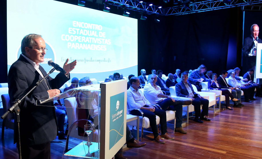 A ministra da Agricultura, Pecuária e Abastecimento, Tereza Cristina, assinou nesta sexta-feira (06), durante evento com a presença do governador Carlos Massa Ratinho Junior, instrução normativa que reforça o reconhecimento do Paraná como área livre da peste suína clássica (PSC). O documento desmembra o Estado de um grupo que era formado por 14 unidades federativas.