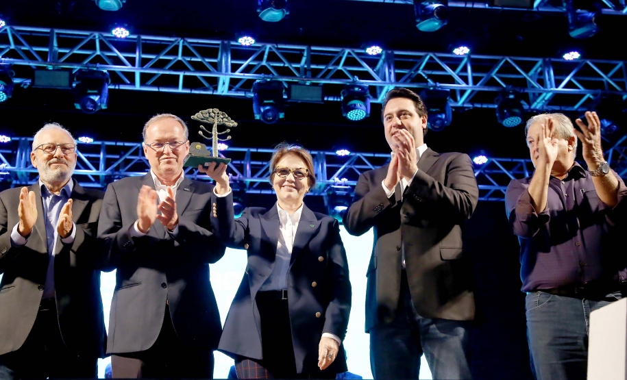 A ministra da Agricultura, Pecuária e Abastecimento, Tereza Cristina, assinou nesta sexta-feira (06), durante evento com a presença do governador Carlos Massa Ratinho Junior, instrução normativa que reforça o reconhecimento do Paraná como área livre da peste suína clássica (PSC). O documento desmembra o Estado de um grupo que era formado por 14 unidades federativas.