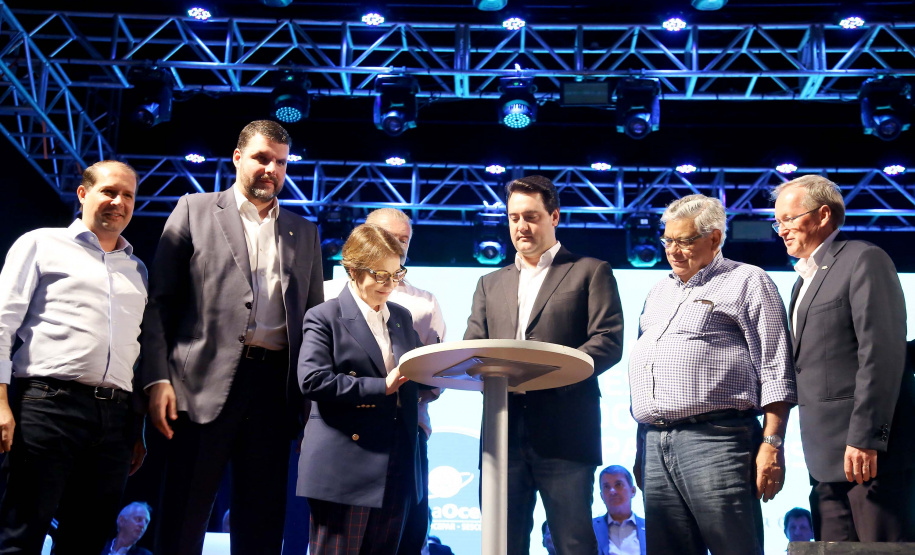 A ministra da Agricultura, Pecuária e Abastecimento, Tereza Cristina, assinou nesta sexta-feira (06), durante evento com a presença do governador Carlos Massa Ratinho Junior, instrução normativa que reforça o reconhecimento do Paraná como área livre da peste suína clássica (PSC). O documento desmembra o Estado de um grupo que era formado por 14 unidades federativas.