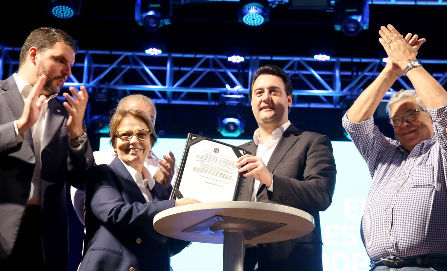 A ministra da Agricultura, Pecuária e Abastecimento, Tereza Cristina, assinou nesta sexta-feira (06), durante evento com a presença do governador Carlos Massa Ratinho Junior, instrução normativa que reforça o reconhecimento do Paraná como área livre da peste suína clássica (PSC). O documento desmembra o Estado de um grupo que era formado por 14 unidades federativas.