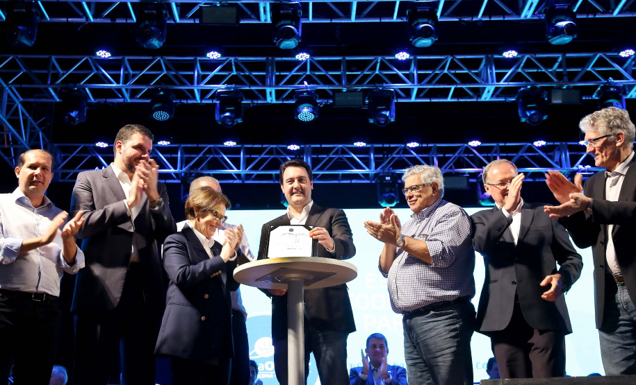 A ministra da Agricultura, Pecuária e Abastecimento, Tereza Cristina, assinou nesta sexta-feira (06), durante evento com a presença do governador Carlos Massa Ratinho Junior, instrução normativa que reforça o reconhecimento do Paraná como área livre da peste suína clássica (PSC). O documento desmembra o Estado de um grupo que era formado por 14 unidades federativas.