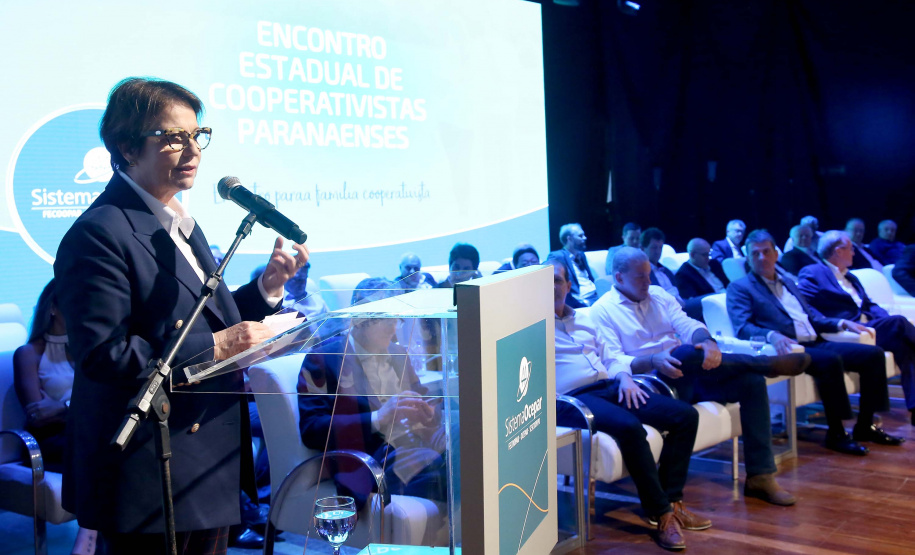 A ministra da Agricultura, Pecuária e Abastecimento, Tereza Cristina, assinou nesta sexta-feira (06), durante evento com a presença do governador Carlos Massa Ratinho Junior, instrução normativa que reforça o reconhecimento do Paraná como área livre da peste suína clássica (PSC). O documento desmembra o Estado de um grupo que era formado por 14 unidades federativas.