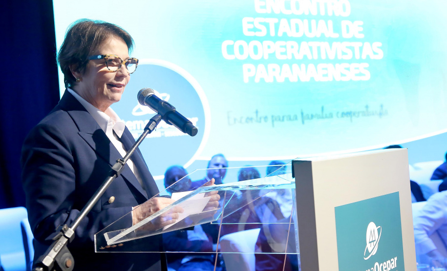 A ministra da Agricultura, Pecuária e Abastecimento, Tereza Cristina, assinou nesta sexta-feira (06), durante evento com a presença do governador Carlos Massa Ratinho Junior, instrução normativa que reforça o reconhecimento do Paraná como área livre da peste suína clássica (PSC). O documento desmembra o Estado de um grupo que era formado por 14 unidades federativas.