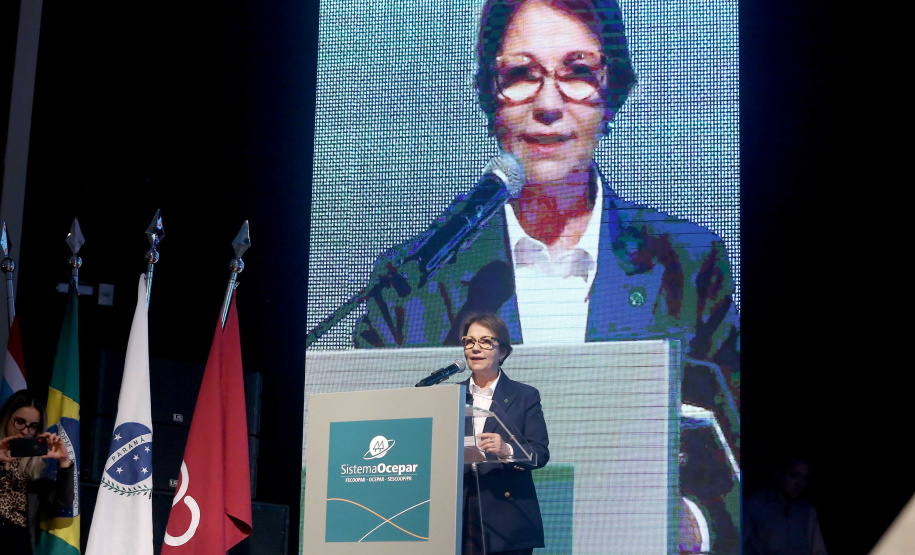 A ministra da Agricultura, Pecuária e Abastecimento, Tereza Cristina, assinou nesta sexta-feira (06), durante evento com a presença do governador Carlos Massa Ratinho Junior, instrução normativa que reforça o reconhecimento do Paraná como área livre da peste suína clássica (PSC). O documento desmembra o Estado de um grupo que era formado por 14 unidades federativas.