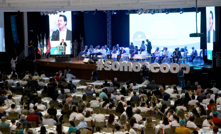 A ministra da Agricultura, Pecuária e Abastecimento, Tereza Cristina, assinou nesta sexta-feira (06), durante evento com a presença do governador Carlos Massa Ratinho Junior, instrução normativa que reforça o reconhecimento do Paraná como área livre da peste suína clássica (PSC). O documento desmembra o Estado de um grupo que era formado por 14 unidades federativas.