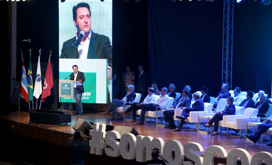 A ministra da Agricultura, Pecuária e Abastecimento, Tereza Cristina, assinou nesta sexta-feira (06), durante evento com a presença do governador Carlos Massa Ratinho Junior, instrução normativa que reforça o reconhecimento do Paraná como área livre da peste suína clássica (PSC). O documento desmembra o Estado de um grupo que era formado por 14 unidades federativas.