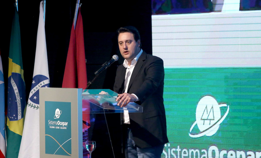 A ministra da Agricultura, Pecuária e Abastecimento, Tereza Cristina, assinou nesta sexta-feira (06), durante evento com a presença do governador Carlos Massa Ratinho Junior, instrução normativa que reforça o reconhecimento do Paraná como área livre da peste suína clássica (PSC). O documento desmembra o Estado de um grupo que era formado por 14 unidades federativas.