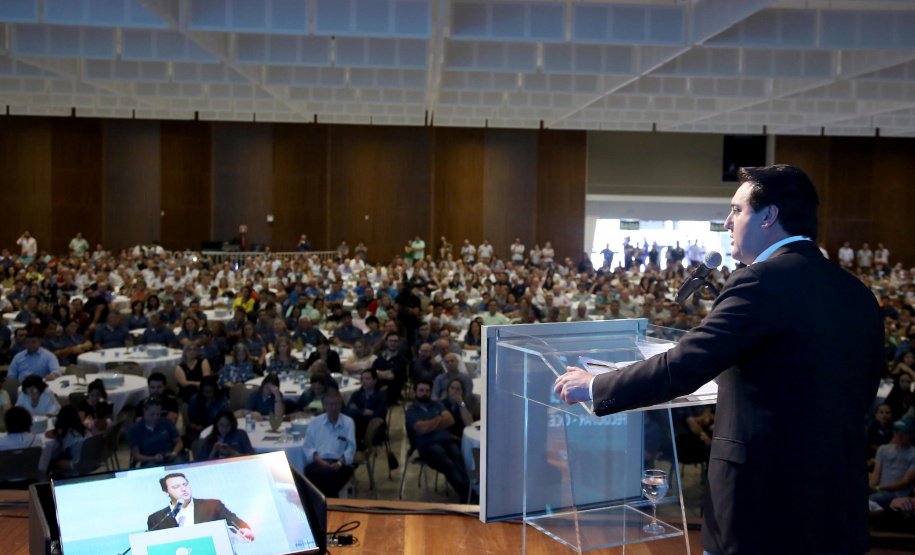 A ministra da Agricultura, Pecuária e Abastecimento, Tereza Cristina, assinou nesta sexta-feira (06), durante evento com a presença do governador Carlos Massa Ratinho Junior, instrução normativa que reforça o reconhecimento do Paraná como área livre da peste suína clássica (PSC). O documento desmembra o Estado de um grupo que era formado por 14 unidades federativas.