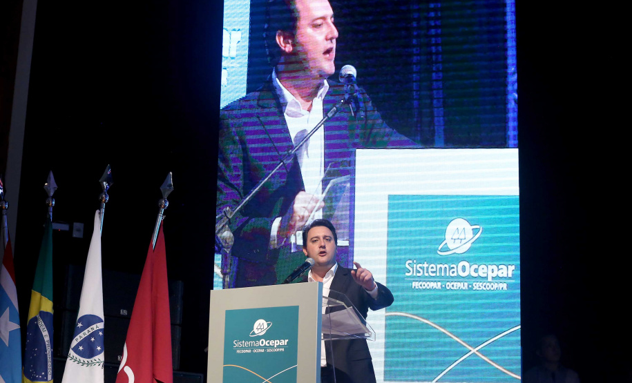 A ministra da Agricultura, Pecuária e Abastecimento, Tereza Cristina, assinou nesta sexta-feira (06), durante evento com a presença do governador Carlos Massa Ratinho Junior, instrução normativa que reforça o reconhecimento do Paraná como área livre da peste suína clássica (PSC). O documento desmembra o Estado de um grupo que era formado por 14 unidades federativas.