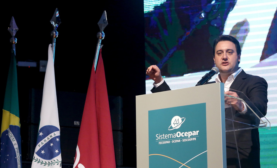 A ministra da Agricultura, Pecuária e Abastecimento, Tereza Cristina, assinou nesta sexta-feira (06), durante evento com a presença do governador Carlos Massa Ratinho Junior, instrução normativa que reforça o reconhecimento do Paraná como área livre da peste suína clássica (PSC). O documento desmembra o Estado de um grupo que era formado por 14 unidades federativas.