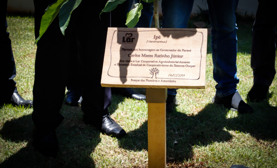 A ministra da Agricultura, Pecuária e Abastecimento, Tereza Cristina, assinou nesta sexta-feira (06), durante evento com a presença do governador Carlos Massa Ratinho Junior, instrução normativa que reforça o reconhecimento do Paraná como área livre da peste suína clássica (PSC). O documento desmembra o Estado de um grupo que era formado por 14 unidades federativas.