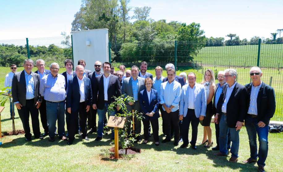 A ministra da Agricultura, Pecuária e Abastecimento, Tereza Cristina, assinou nesta sexta-feira (06), durante evento com a presença do governador Carlos Massa Ratinho Junior, instrução normativa que reforça o reconhecimento do Paraná como área livre da peste suína clássica (PSC). O documento desmembra o Estado de um grupo que era formado por 14 unidades federativas.