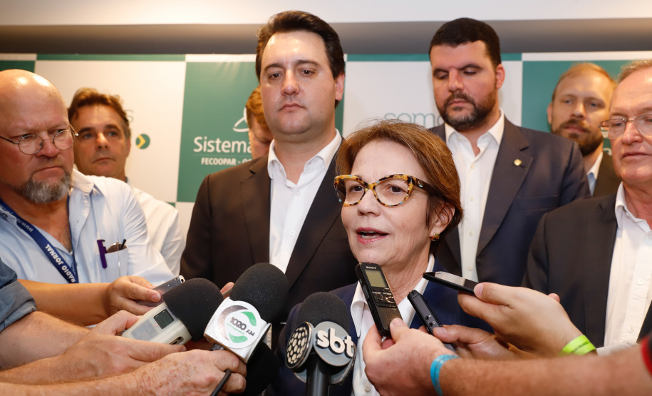 A ministra da Agricultura, Pecuária e Abastecimento, Tereza Cristina, assinou nesta sexta-feira (06), durante evento com a presença do governador Carlos Massa Ratinho Junior, instrução normativa que reforça o reconhecimento do Paraná como área livre da peste suína clássica (PSC). O documento desmembra o Estado de um grupo que era formado por 14 unidades federativas.