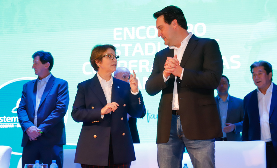 A ministra da Agricultura, Pecuária e Abastecimento, Tereza Cristina, assinou nesta sexta-feira (06), durante evento com a presença do governador Carlos Massa Ratinho Junior, instrução normativa que reforça o reconhecimento do Paraná como área livre da peste suína clássica (PSC). O documento desmembra o Estado de um grupo que era formado por 14 unidades federativas.