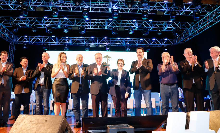A ministra da Agricultura, Pecuária e Abastecimento, Tereza Cristina, assinou nesta sexta-feira (06), durante evento com a presença do governador Carlos Massa Ratinho Junior, instrução normativa que reforça o reconhecimento do Paraná como área livre da peste suína clássica (PSC). O documento desmembra o Estado de um grupo que era formado por 14 unidades federativas.