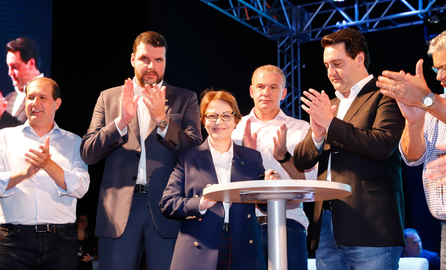 A ministra da Agricultura, Pecuária e Abastecimento, Tereza Cristina, assinou nesta sexta-feira (06), durante evento com a presença do governador Carlos Massa Ratinho Junior, instrução normativa que reforça o reconhecimento do Paraná como área livre da peste suína clássica (PSC). O documento desmembra o Estado de um grupo que era formado por 14 unidades federativas.