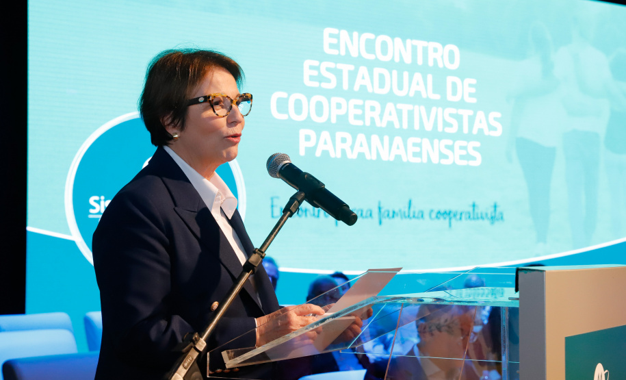 A ministra da Agricultura, Pecuária e Abastecimento, Tereza Cristina, assinou nesta sexta-feira (06), durante evento com a presença do governador Carlos Massa Ratinho Junior, instrução normativa que reforça o reconhecimento do Paraná como área livre da peste suína clássica (PSC). O documento desmembra o Estado de um grupo que era formado por 14 unidades federativas.
