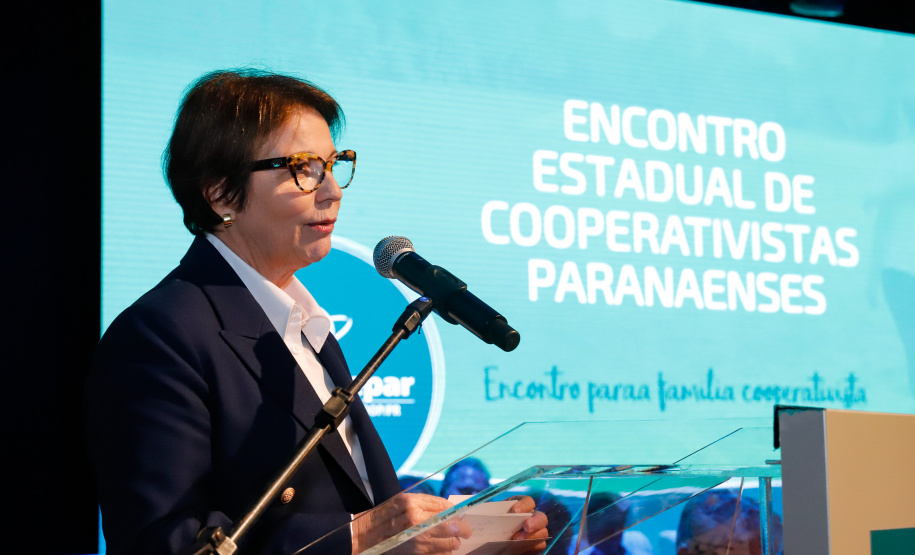 A ministra da Agricultura, Pecuária e Abastecimento, Tereza Cristina, assinou nesta sexta-feira (06), durante evento com a presença do governador Carlos Massa Ratinho Junior, instrução normativa que reforça o reconhecimento do Paraná como área livre da peste suína clássica (PSC). O documento desmembra o Estado de um grupo que era formado por 14 unidades federativas.