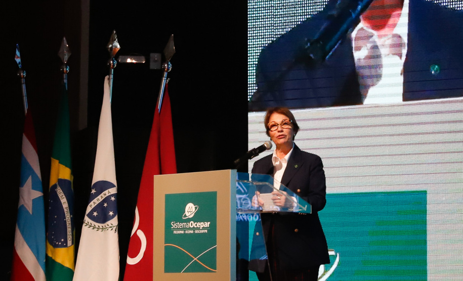 A ministra da Agricultura, Pecuária e Abastecimento, Tereza Cristina, assinou nesta sexta-feira (06), durante evento com a presença do governador Carlos Massa Ratinho Junior, instrução normativa que reforça o reconhecimento do Paraná como área livre da peste suína clássica (PSC). O documento desmembra o Estado de um grupo que era formado por 14 unidades federativas.