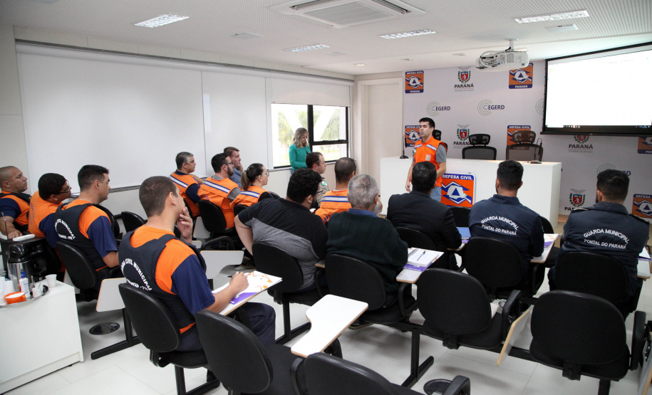 A temporada de verão leva muitos turistas para o litoral paranaense, mas também acende o alerta dos municípios com o aumento das chuvas e a possibilidade de desastres. Para preparar as cidades na prevenção e resposta rápida nessas ocorrências, a Coordenadoria Estadual de Proteção e Defesa Civil promoveu nesta sexta-feira (6), em Curitiba, uma capacitação com os coordenadores municipais de Defesa Civil das sete cidades litorâneas.Foto: Ari Dias/AEN