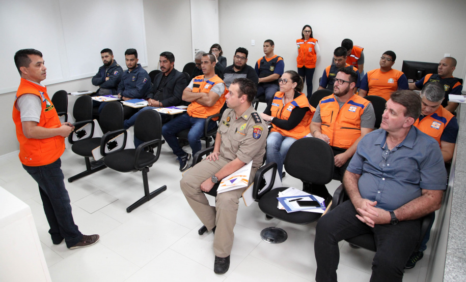 A temporada de verão leva muitos turistas para o litoral paranaense, mas também acende o alerta dos municípios com o aumento das chuvas e a possibilidade de desastres. Para preparar as cidades na prevenção e resposta rápida nessas ocorrências, a Coordenadoria Estadual de Proteção e Defesa Civil promoveu nesta sexta-feira (6), em Curitiba, uma capacitação com os coordenadores municipais de Defesa Civil das sete cidades litorâneas.Foto: Ari Dias/AEN
