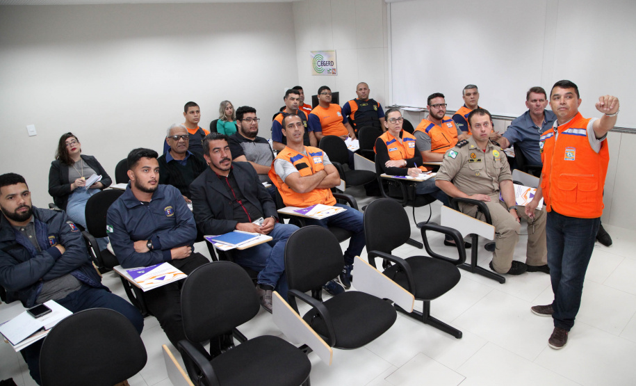 A temporada de verão leva muitos turistas para o litoral paranaense, mas também acende o alerta dos municípios com o aumento das chuvas e a possibilidade de desastres. Para preparar as cidades na prevenção e resposta rápida nessas ocorrências, a Coordenadoria Estadual de Proteção e Defesa Civil promoveu nesta sexta-feira (6), em Curitiba, uma capacitação com os coordenadores municipais de Defesa Civil das sete cidades litorâneas.Foto: Ari Dias/AEN