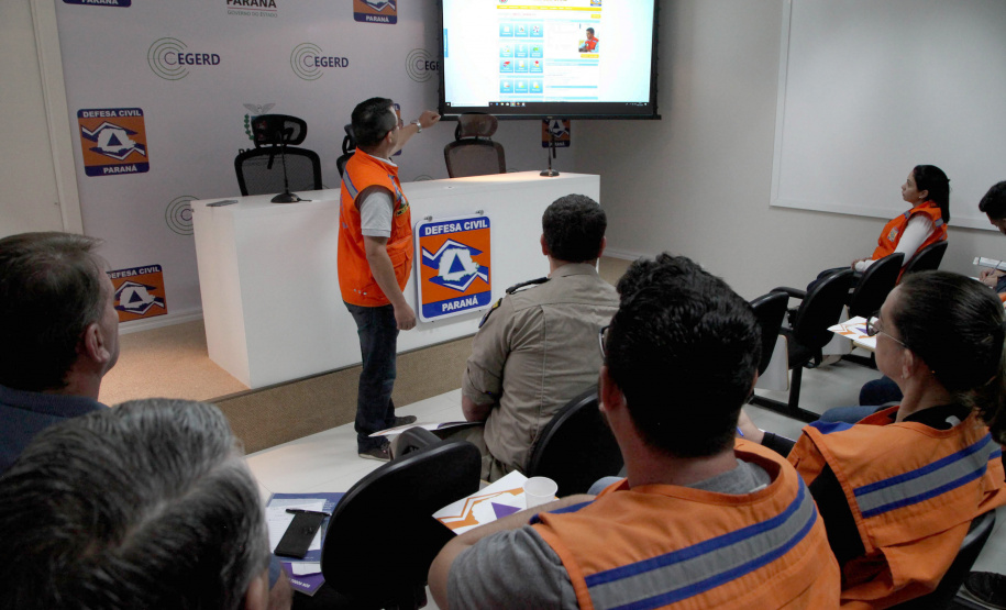A temporada de verão leva muitos turistas para o litoral paranaense, mas também acende o alerta dos municípios com o aumento das chuvas e a possibilidade de desastres. Para preparar as cidades na prevenção e resposta rápida nessas ocorrências, a Coordenadoria Estadual de Proteção e Defesa Civil promoveu nesta sexta-feira (6), em Curitiba, uma capacitação com os coordenadores municipais de Defesa Civil das sete cidades litorâneas.Foto: Ari Dias/AEN