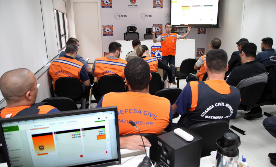 A temporada de verão leva muitos turistas para o litoral paranaense, mas também acende o alerta dos municípios com o aumento das chuvas e a possibilidade de desastres. Para preparar as cidades na prevenção e resposta rápida nessas ocorrências, a Coordenadoria Estadual de Proteção e Defesa Civil promoveu nesta sexta-feira (6), em Curitiba, uma capacitação com os coordenadores municipais de Defesa Civil das sete cidades litorâneas.Foto: Ari Dias/AEN