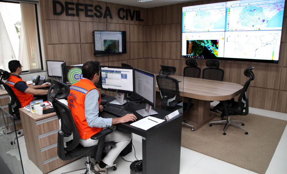 A temporada de verão leva muitos turistas para o litoral paranaense, mas também acende o alerta dos municípios com o aumento das chuvas e a possibilidade de desastres. Para preparar as cidades na prevenção e resposta rápida nessas ocorrências, a Coordenadoria Estadual de Proteção e Defesa Civil promoveu nesta sexta-feira (6), em Curitiba, uma capacitação com os coordenadores municipais de Defesa Civil das sete cidades litorâneas.Foto: Ari Dias/AEN