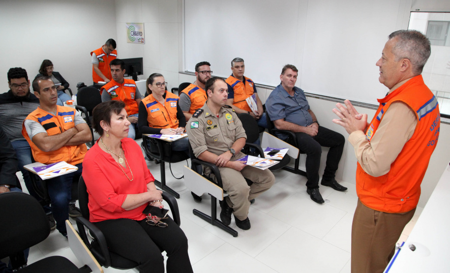 A temporada de verão leva muitos turistas para o litoral paranaense, mas também acende o alerta dos municípios com o aumento das chuvas e a possibilidade de desastres. Para preparar as cidades na prevenção e resposta rápida nessas ocorrências, a Coordenadoria Estadual de Proteção e Defesa Civil promoveu nesta sexta-feira (6), em Curitiba, uma capacitação com os coordenadores municipais de Defesa Civil das sete cidades litorâneas.Foto: Ari Dias/AEN