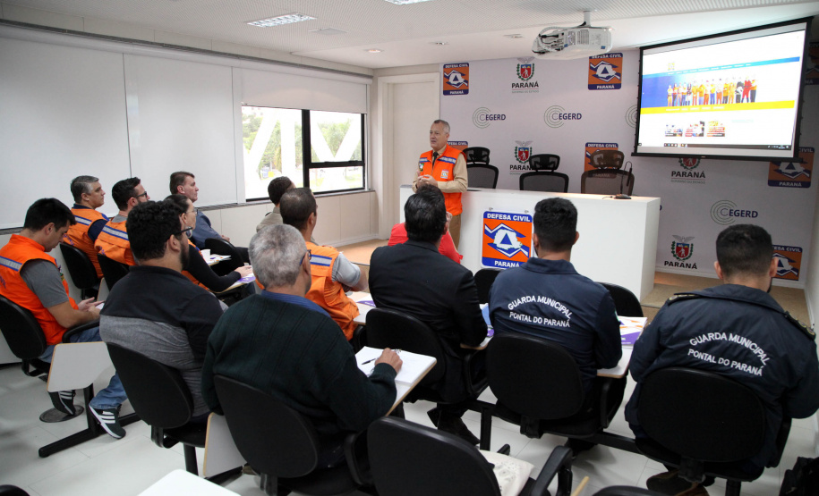 A temporada de verão leva muitos turistas para o litoral paranaense, mas também acende o alerta dos municípios com o aumento das chuvas e a possibilidade de desastres. Para preparar as cidades na prevenção e resposta rápida nessas ocorrências, a Coordenadoria Estadual de Proteção e Defesa Civil promoveu nesta sexta-feira (6), em Curitiba, uma capacitação com os coordenadores municipais de Defesa Civil das sete cidades litorâneas.Foto: Ari Dias/AEN