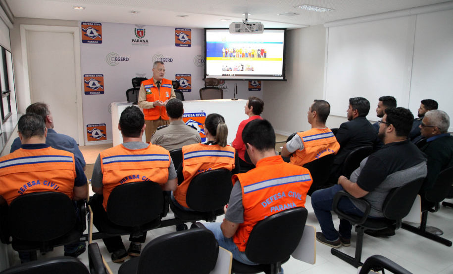 A temporada de verão leva muitos turistas para o litoral paranaense, mas também acende o alerta dos municípios com o aumento das chuvas e a possibilidade de desastres. Para preparar as cidades na prevenção e resposta rápida nessas ocorrências, a Coordenadoria Estadual de Proteção e Defesa Civil promoveu nesta sexta-feira (6), em Curitiba, uma capacitação com os coordenadores municipais de Defesa Civil das sete cidades litorâneas.Foto: Ari Dias/AEN