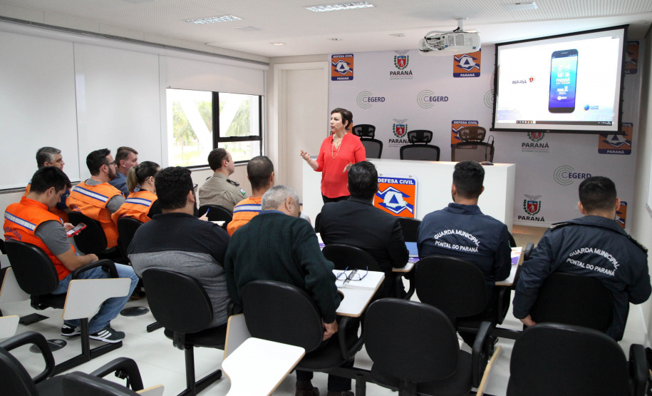 A temporada de verão leva muitos turistas para o litoral paranaense, mas também acende o alerta dos municípios com o aumento das chuvas e a possibilidade de desastres. Para preparar as cidades na prevenção e resposta rápida nessas ocorrências, a Coordenadoria Estadual de Proteção e Defesa Civil promoveu nesta sexta-feira (6), em Curitiba, uma capacitação com os coordenadores municipais de Defesa Civil das sete cidades litorâneas.Foto: Ari Dias/AEN