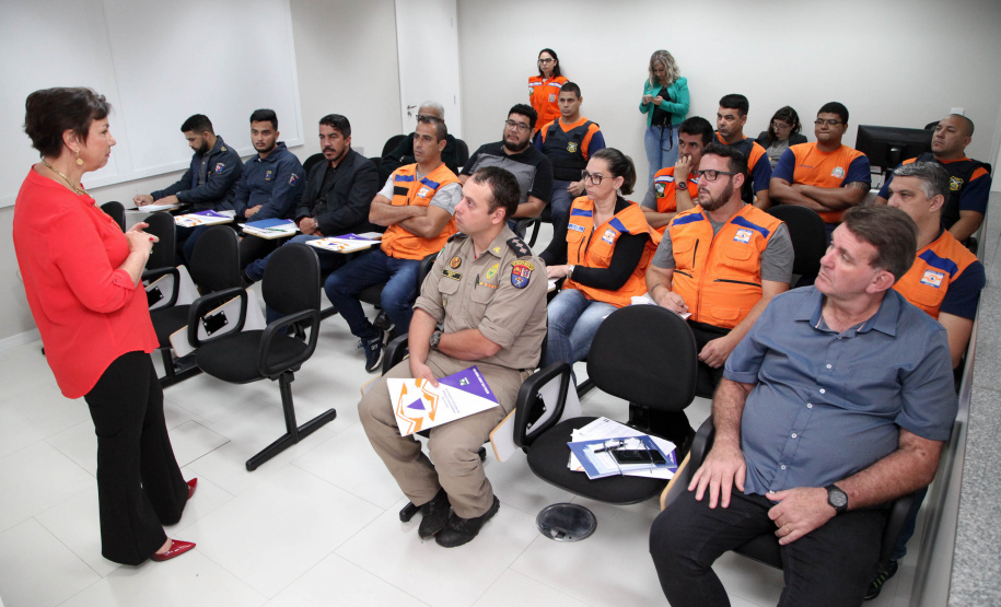 A temporada de verão leva muitos turistas para o litoral paranaense, mas também acende o alerta dos municípios com o aumento das chuvas e a possibilidade de desastres. Para preparar as cidades na prevenção e resposta rápida nessas ocorrências, a Coordenadoria Estadual de Proteção e Defesa Civil promoveu nesta sexta-feira (6), em Curitiba, uma capacitação com os coordenadores municipais de Defesa Civil das sete cidades litorâneas.Foto: Ari Dias/AEN
