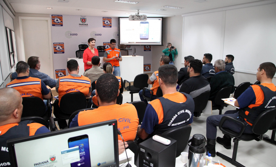 A temporada de verão leva muitos turistas para o litoral paranaense, mas também acende o alerta dos municípios com o aumento das chuvas e a possibilidade de desastres. Para preparar as cidades na prevenção e resposta rápida nessas ocorrências, a Coordenadoria Estadual de Proteção e Defesa Civil promoveu nesta sexta-feira (6), em Curitiba, uma capacitação com os coordenadores municipais de Defesa Civil das sete cidades litorâneas.Foto: Ari Dias/AEN