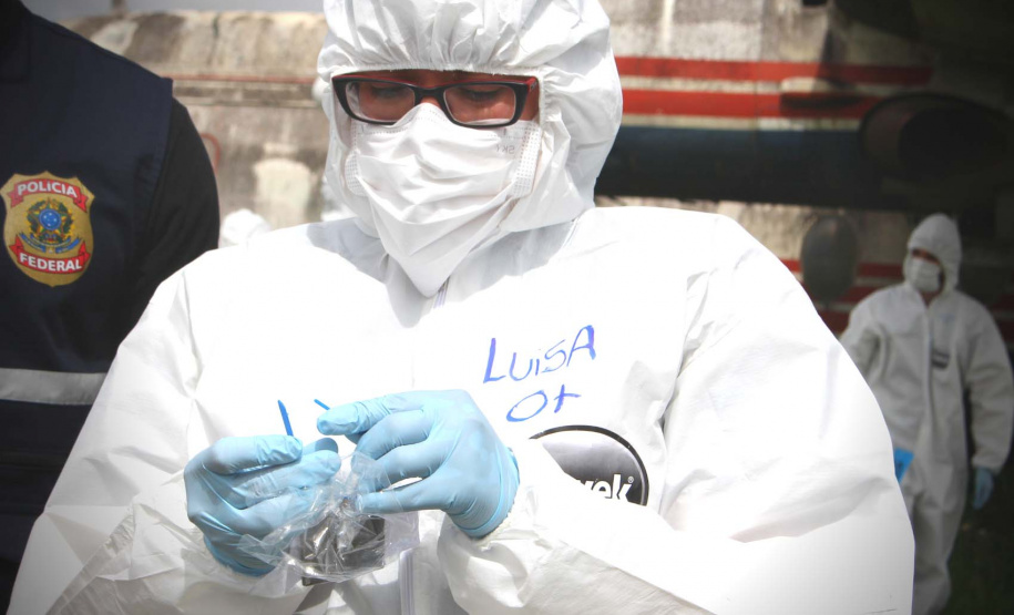 A Polícia Científica do Paraná realizou quinta-feira (5), no Aeroporto Internacional Afonso Pena, em São José dos Pinhais, um simulado para avaliação das práticas abordadas no curso de Perícia em Local de Desastres em Massa - Identificação de Vítimas de Desastres (DVI). A aula em campo contou com o apoio da Infraero e do grupo Tigre da Polícia Civil. O curso foi encerrado na manhã desta sexta-feira (06).Foto:SESP