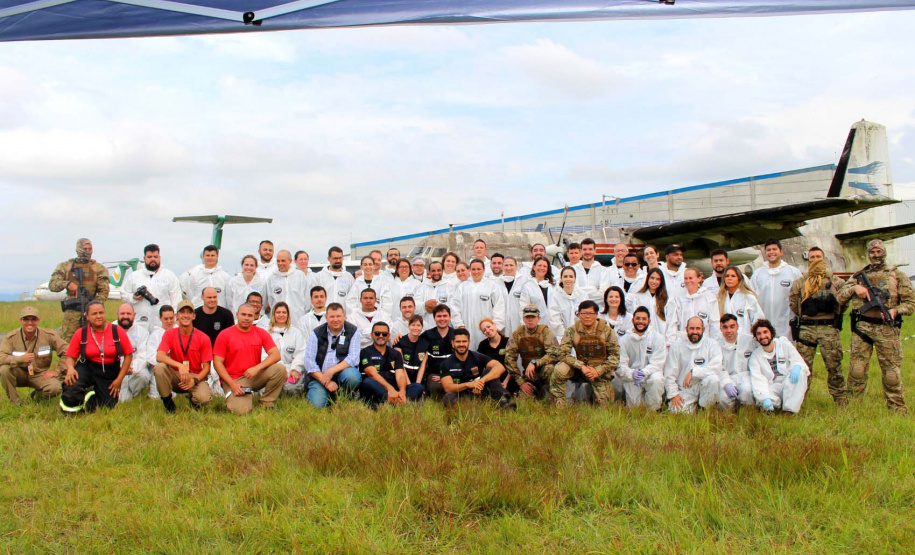 A Polícia Científica do Paraná realizou quinta-feira (5), no Aeroporto Internacional Afonso Pena, em São José dos Pinhais, um simulado para avaliação das práticas abordadas no curso de Perícia em Local de Desastres em Massa - Identificação de Vítimas de Desastres (DVI). A aula em campo contou com o apoio da Infraero e do grupo Tigre da Polícia Civil. O curso foi encerrado na manhã desta sexta-feira (06).Foto:SESP