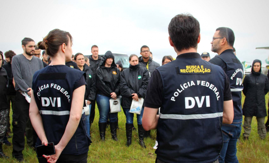 A Polícia Científica do Paraná realizou quinta-feira (5), no Aeroporto Internacional Afonso Pena, em São José dos Pinhais, um simulado para avaliação das práticas abordadas no curso de Perícia em Local de Desastres em Massa - Identificação de Vítimas de Desastres (DVI). A aula em campo contou com o apoio da Infraero e do grupo Tigre da Polícia Civil. O curso foi encerrado na manhã desta sexta-feira (06).Foto:SESP