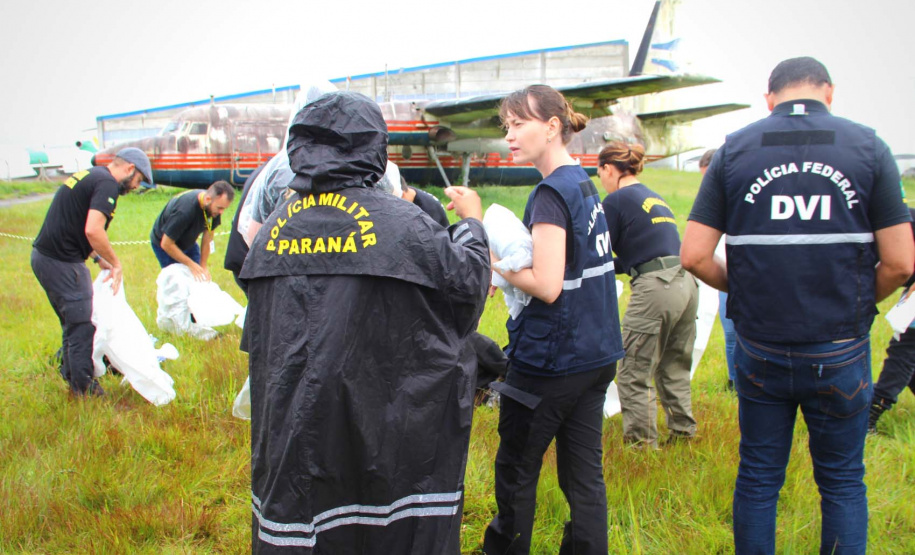 A Polícia Científica do Paraná realizou quinta-feira (5), no Aeroporto Internacional Afonso Pena, em São José dos Pinhais, um simulado para avaliação das práticas abordadas no curso de Perícia em Local de Desastres em Massa - Identificação de Vítimas de Desastres (DVI). A aula em campo contou com o apoio da Infraero e do grupo Tigre da Polícia Civil. O curso foi encerrado na manhã desta sexta-feira (06).Foto:SESP